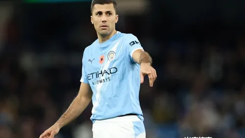 武汉中学生课间跳楼悲剧，家属指称体罚导致教师面前情绪失控引争议